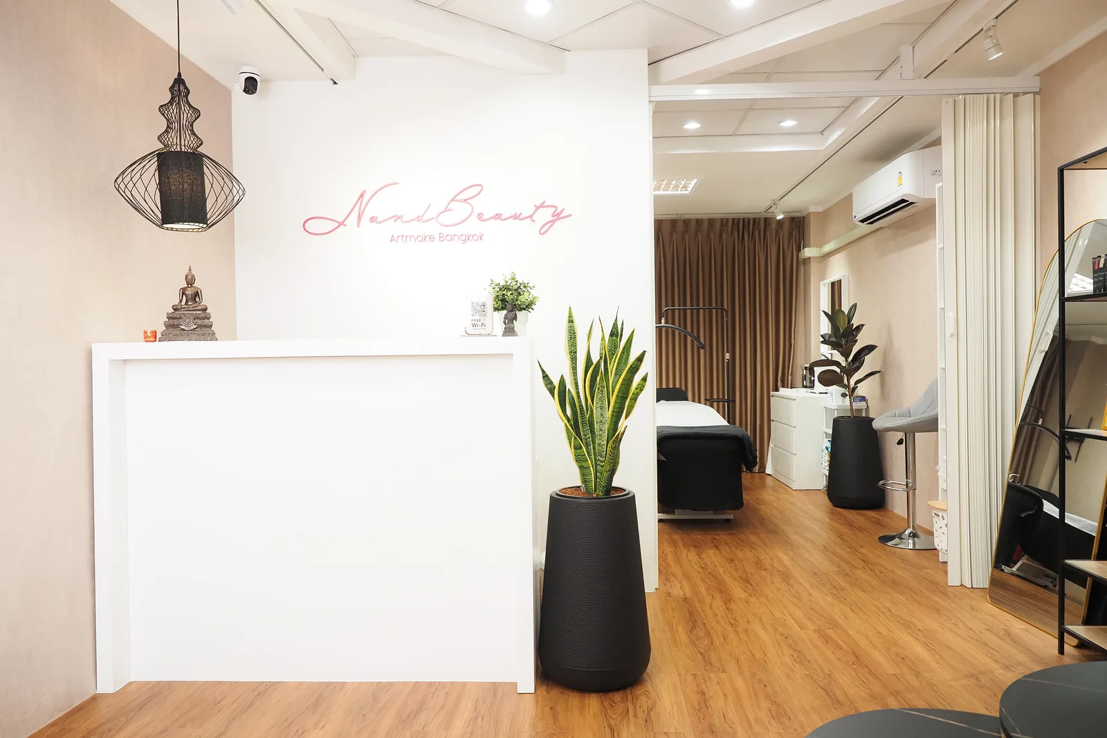 バンコク・アソークのアートメイクサロン N&Beauty の受付